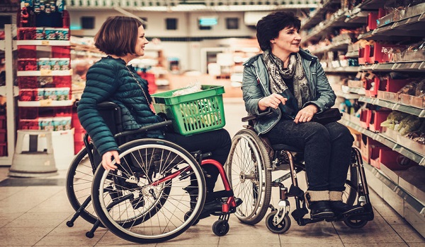 נשים בכיסאות גלגלים בחנות