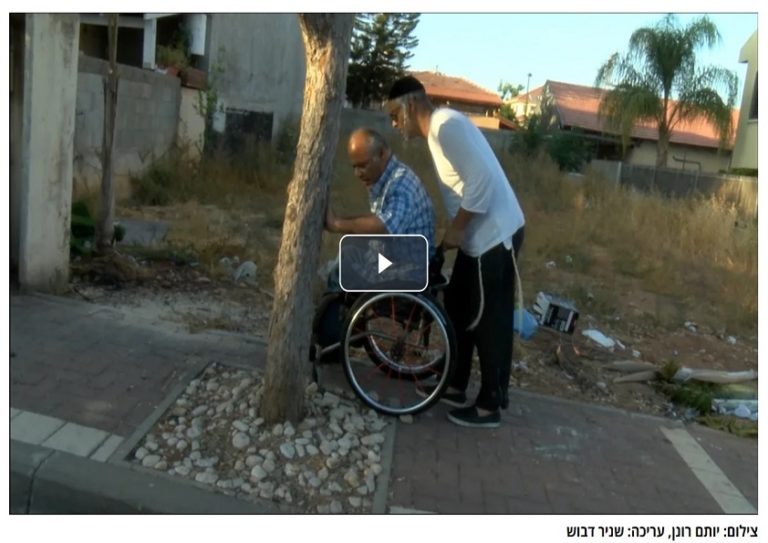 ילד המסייע לאביו המתנייד בכיסא גלגלים